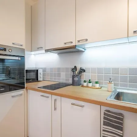 Calm And Relaxing 2bdrm Apаrtment In City Centre *